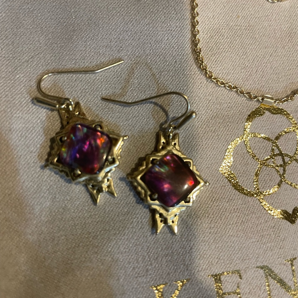 Excellent condition. Kendra Scott earring set in abalone.
